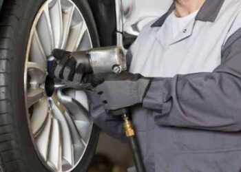 Top Tips for Finding the Right 2 Post Hoist For Your Garage Or Workshop