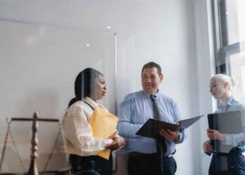 4 benefits of hiring a truck accident lawyer in Atlanta if you do not have insurance