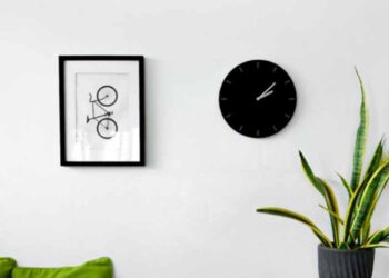 5 Wall Clocks That Can Elevate Your Bedroom Walls