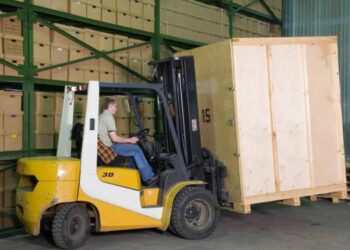 Forklift License is a Must-Have for Warehouse Professionals