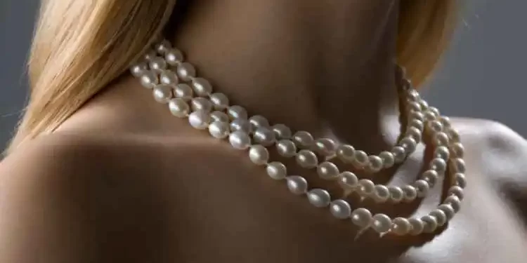 Dazzling Details How to Choose the Top Rice Pearl Necklace for Your New Year's Dress