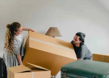 5 Benefits of Considering Shipping Services When Moving
