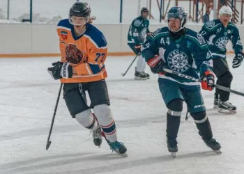 What is the duration of the game of hockey?